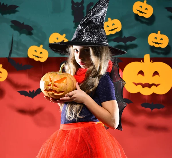 Een kleine heks met een zwarte hoed. Halloween party concept — Stockfoto