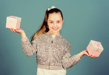 Alışveriş günü. Sevimli çocuk hediye kutuları taşıyor. Sürpriz hediye kutusu. Doğum günü dileği listesi. Mutluluk dünyası. İkramiye. Her gün özel şeyler oluyor. Hediye kutuları mavi arka planı olan kız. Kara Cuma