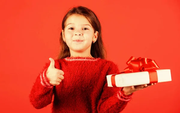 Saludo y felicitaciones. Pequeño ayudante de Santa. niño alegre celebrar regalo de año nuevo. caja de regalo entrega exitosa. Feliz navidad. listo para la fiesta de Navidad. Felices vacaciones de invierno —  Fotos de Stock