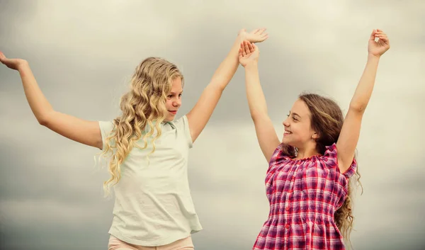 Chicas con cabello rizado natural saludable. Peinados rizados y hermosos. Procedimiento de belleza. Adorables niños. Hermosas hermanas. Servicios de peluquería. Dos niñas niños con el pelo largo y rizado — Foto de Stock