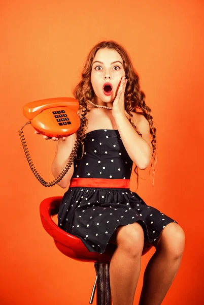 Překvapený kluk sedí na vytočeném telefonu. komunikační koncept. retro styl. nakupování online. retro holka mluví po telefonu. Pěkné dítě mluví po starém telefonu. pinup dívka šťastný rozhovor — Stock fotografie