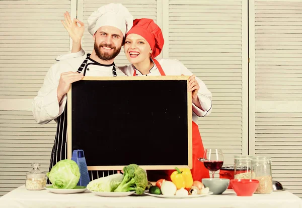 Familjedag. Par i kärlek matlagning tillsammans. Familjevärderingar. Dela glädje. Man och kvinna lagar mat tillsammans. Par med svarta tavlan för reklam. Härlig familj i köket. Familjerestaurang — Stockfoto