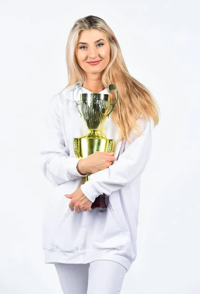 Una carriera sportiva di successo. Concetto di successo. Adoro essere la migliore. Concetto di congratulazioni. Vincitore del concorso. Donna felice che mostra il suo trofeo. Successo sportivo. Coppa Campione simbolo di successo — Foto Stock