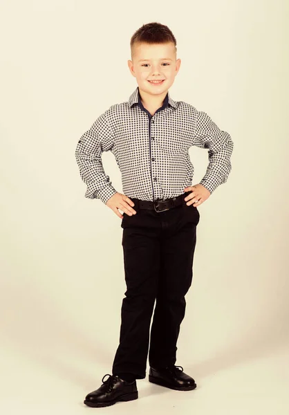 Éducation et développement. Garçon confiant. Le petit garçon porte des vêtements formels. Mignon garçon tenue d'événement sérieux. Style impeccable. Bonne enfance. Mode pour enfants. Un petit homme d'affaires. École de commerce — Photo