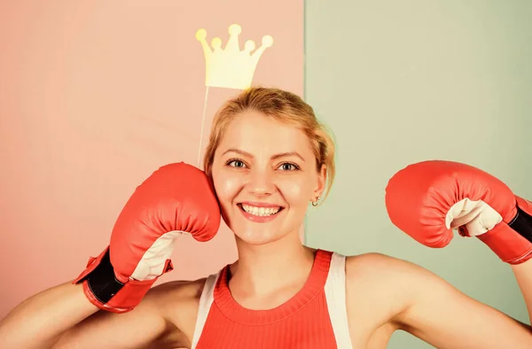 Reina del ring de boxeo. Deportiva con corona de princesa. Chica alegre con puntal de corona en guantes de boxeo. Ganadora atlética. Concepto de victoria. Éxito deportivo. Lograr el éxito. Celebra el éxito — Foto de Stock