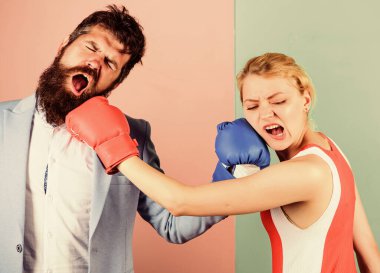 Herkes için spor. Aile boks eldivenleri. Sakallı hippi adam bir kadınla kavga ediyor. Nakavt yumruğu. ki o haklı. Dövüşü kazan. Güç ve güç. İlişki sorunları. spor