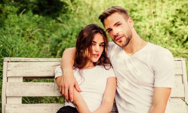 Aşık erkek arkadaş. Aile hafta sonu. Parkta romantik bir randevu. Güven ve samimiyet. Gençler takılır. Aşk ve aşk kavramı. Sevgililer kucaklaşıyor. Birbirini seven bir çift bankta oturur. Yaz tatili