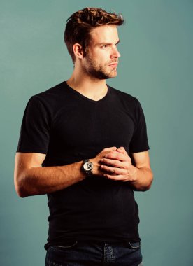 Saat tamiri. Dakik ol. Yakışıklı hippi kol saati takan bir adam. Pahalı bir aksesuar. Kendine güvenen maço lüks saat mavi arka plan. Saatler uygundur. Durum ve itibar