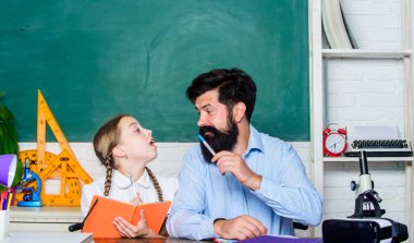 Çalışmana yardım edecek bir arkadaş bul. Özel ders. Öğretmen ve liseli kız. Pedagog yetenekleri. Yetenekli pedagog. Daha fazlasını başarmak için birlikte çalışın. Sakallı pedagog. Babamla evde eğitim.