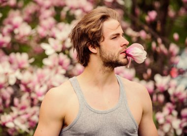 Yaz koleksiyonu. Tazelenmiş hissediyorum. Bahar tatili Erkek cinselliği. Alerji. Manolya çiçeği açan seksi adam. Sakura kokusu. İyi havanın tadını çıkar. Erkek doğal mevsimlik arka plan
