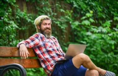 Temiz hava. Gezici internet. İnternetten alışveriş. Çalış ve rahatla. İnternette çalışıyorum. Hippi parkta ilham kaynağı oldu. Çevik iş. Sakallı adam yedek kulübesinde oturuyor. Modern laptop. Uzak görev