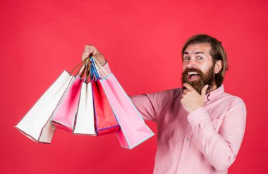 Elinde hediye paketi olan iş adamı. İş arkadaşlarıma bir hediye. Sürpriz adam yerleşiyor. Paket teslimatı. İnsani duygular ve yüz ifadesi. Sakallı adam bayram süsü. Giysi mağazası