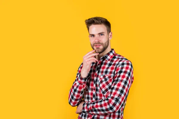 Estilo outono. confiante e calmo. homem casual bonito de pé com barba e cerdas. alegre e elegante. homem bonito no fundo vermelho. retrato interior de empresário europeu sexy. espaço de cópia — Fotografia de Stock