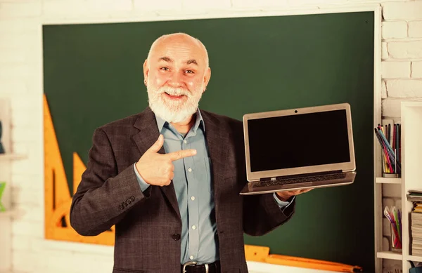 Creciente papel de la educación a distancia. Profesor de hombre inteligente mayor uso de portátil. Concepto de educación escolar. Conocimiento útil. Tendencias educativas. Servicio en línea. Mantente conectado. Innovaciones en educación —  Fotos de Stock