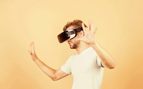 Explore o espaço cibernético. Homem hipster realidade virtual headset no fundo pêssego. Entretenimento e educação. Comunicação virtual. Simulação virtual. Homem jogar jogo em óculos VR. Mundo 3D aumentado — Fotografia de Stock