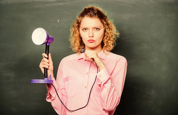 Illuminez le processus d'étude. étudiante travaillant avec l'électricité. professeur avec lampe au tableau noir de l'école. l'éducation. retour à l'école. l'illumination. idée et inspiration. brainstorming femme — Photo