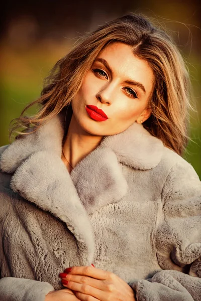 Лучше всего выглядит на сегодняшний день. сексуальная женщина красные губы носить меховую куртку. элегантная деловая женщина в шубе. Покажи свою гламурную сторону. Выйди на улицу, прогуляйся. уютный осенний наряд. зимние тенденции моды — стоковое фото
