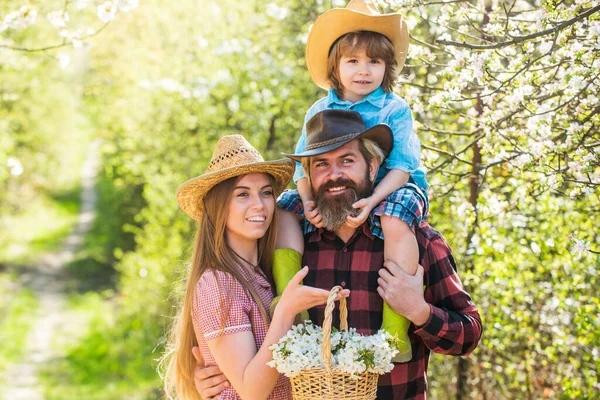 Spring getaway. Happy family enjoy spring nature. Spring break vacation with kid. Blooming trees are hallmark of spring. Enjoying blossomtime. Springtime outing — Stock Photo, Image