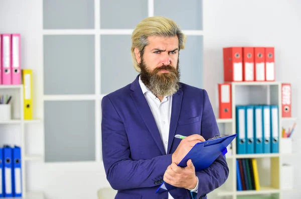 Comprobar el resultado. Hombre de negocios mantenga la carpeta de la oficina. profesional de gestión empresarial. Jefe de información. Director de TI o CIO. exitoso gestor de crisis toma notas en documentos — Foto de Stock