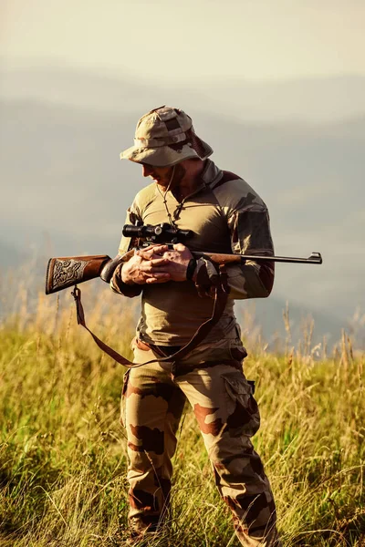 Fuerzas del ejército. Ropa militar de hombre con arma. Guerrero brutal. Rifle para cazar. Listos para disparar. Cazador de rifle. Hunter montañas paisaje fondo. Enfoque y concentración cazador experimentado —  Fotos de Stock