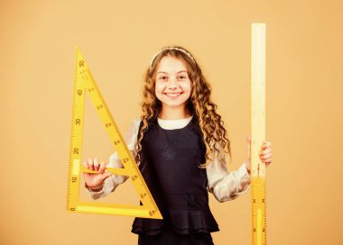 Büyük hükümdarları olan öğrenci kız. BTMM okul disiplini. Matematik dersi. Eğitim ve bilgi. Küçük kız okula geri döndü. Okul öğrencisi geometri öğreniyor. Mutlu kız. Okuldaki küçük mutlu kız.