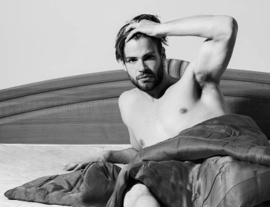 Yakışıklı, sakallı, maço, seksi adam.