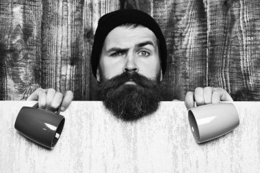 Kâğıt çarşaf ve fincanlarla vahşi beyaz hippi sakallı.