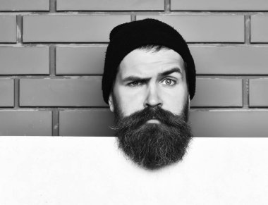 Beyaz kağıt çarşaflı vahşi beyaz hippi sakallı.