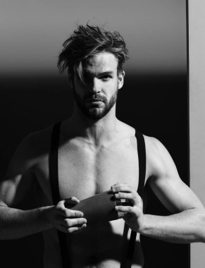 Titreyen yakışıklı kaslı adam.