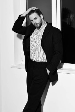 Genç moda sakallı iş adamı