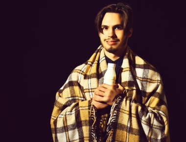 Gülümseyen sakallı adam.