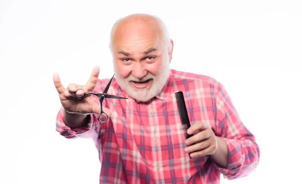 Pronto para a barba matinal. velhote sem barba tem bigode e barba. conceito de barbearia. acessórios de barbear. cortar e escovar o cabelo. homem barbudo maduro isolado no branco. tesoura de barbear kit ferramenta — Fotografia de Stock