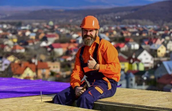 건축가는 성공을 즐깁니다. 건설업과 방수 시설이다. 옥상 건설 현장의 건물 지붕 건설 작업. 지붕에는 안전 점검 복을 착용 한다. 일하는 초퍼 — 스톡 사진