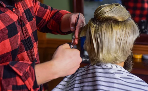 Administre sus expectativas. Tipo con el pelo largo teñido rubio cerrar la vista trasera. Corta el pelo. Peluquero peinado para hombre barbudo fondo barbería. Hipster cliente cortarse el pelo. Tijeras de peluquería — Foto de Stock