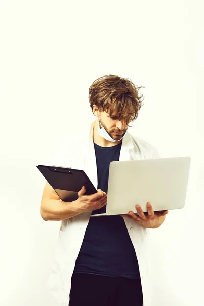 Bärtiger kaukasischer Arzt oder Doktorand mit Laptop und Klemmbrett — Stockfoto