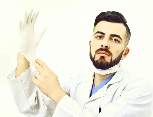 Hombre con cara seria en bata de laboratorio sobre fondo blanco — Foto de Stock