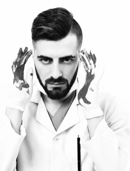 Doctor con expresión de cara loca sostiene sus manos ensangrentadas —  Fotos de Stock