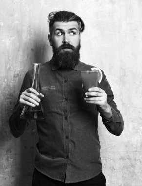 Alkol iğnesi, cam tüp ya da matara tutan vahşi hipster.