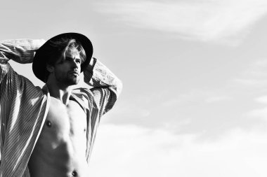 Mavi çizgili pijamalı beyaz maço, mavi güneşli arka planda, boşluğu kopyala