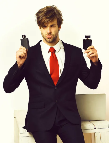 Caucásico elegante hombre de negocios posando con perfume — Foto de Stock