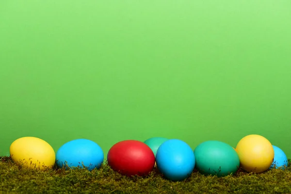 Huevos coloridos de Pascua pintados con musgo verde —  Fotos de Stock