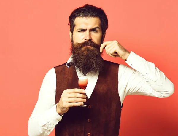 Sério bonito barbudo homem no vermelho estúdio fundo — Fotografia de Stock