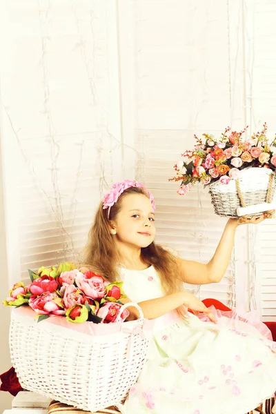 Menina loira bonito com flores no fundo do estúdio branco, espaço de cópia — Fotografia de Stock