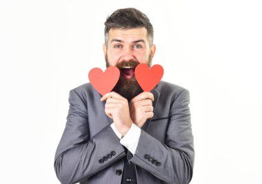 Romantik tatil konsepti. Uzun sakallı adam romantik bayramı kutluyor..