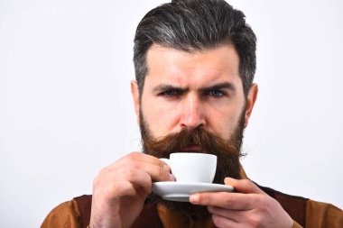 Ciddi yüzlü barmen kahve kokusu alır. Restoran yemekleri konsepti..