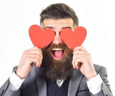 Elinde kalp şeklinde kartlar tutan yakışıklı bir adam.
