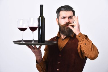 Hizmet ve yemek şirketi konsepti. Ciddi yüzlü barmen.