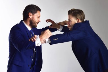 Nefret, saldırganlık konsepti. Demokratlar ve cumhuriyetçiler. Acımasız, öfkeli politikacılar..