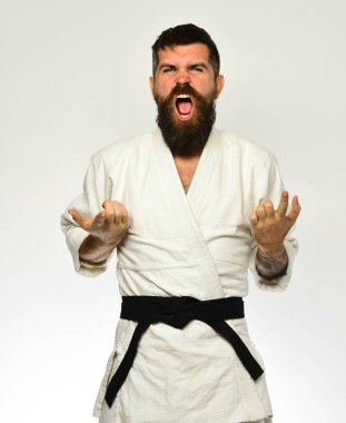 Eğitim ve savaş konsepti. Öfkeli suratlı karateci.