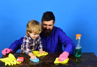 Mavi arka planda gülen yüzlü bir adam ve çocuk